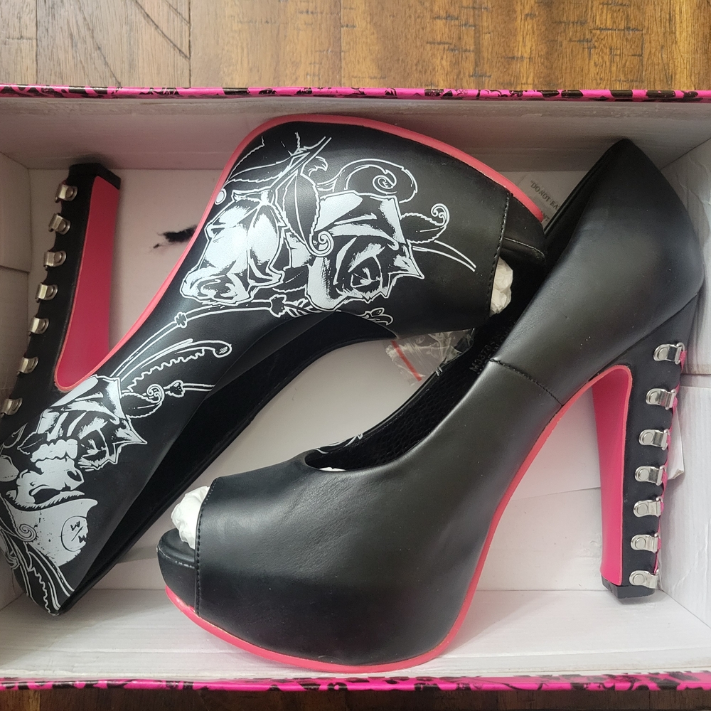 Metal Mulisha Black and Pink Heels with Striking Design - Picture 6 of 7